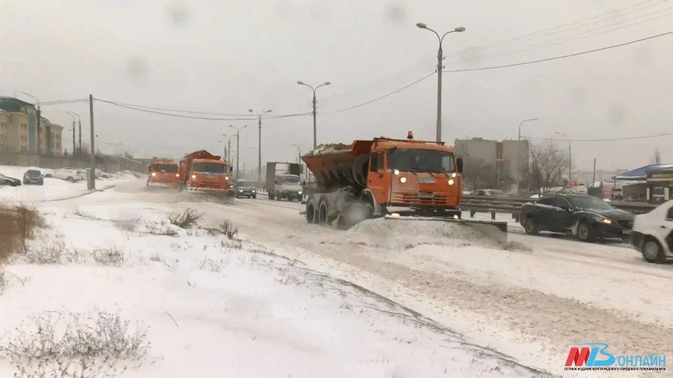 В Волгограде убирают дорог и улицы после снегопада